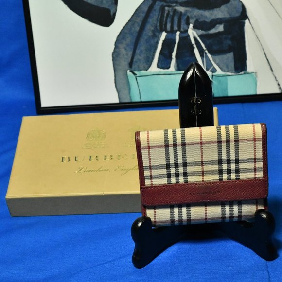 Burberry Classic (Compact) - Picture 1 of 5